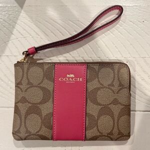 Coach corner zip wristlet in Pink ruby